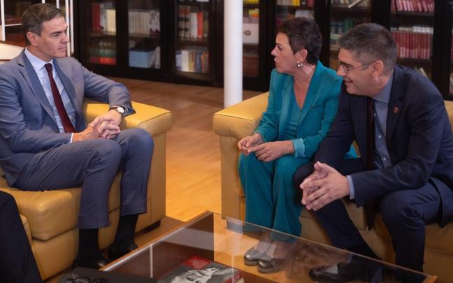 Pedro Sánchez, durante el encuentro con la portavoz de EH Bildu en el Congreso, Mertxe Aizpurua, y el portavoz de la coalición en el Senado, Gorka Elejabarrieta.