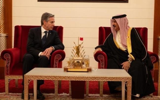 El rey de Bahréin, Hamad bin Isa al Jalifa, junto a Antony Blinken en una foto de archivo