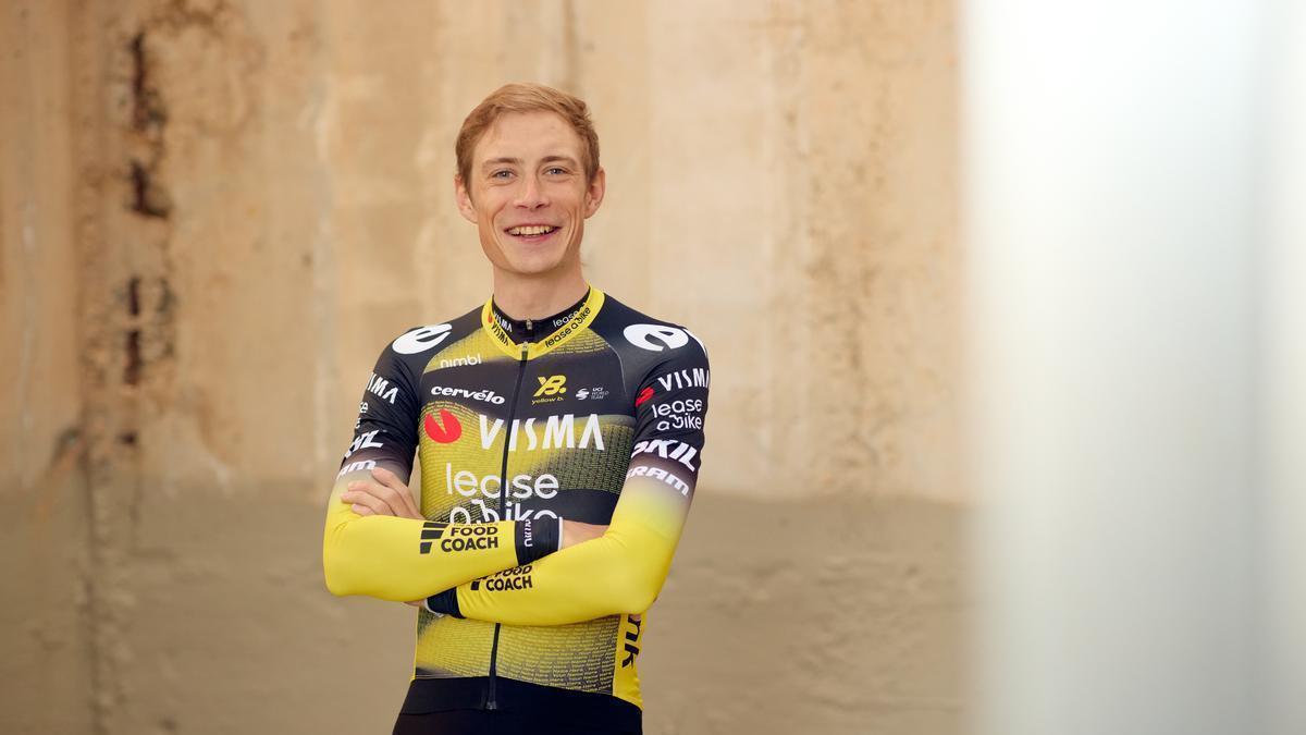 Jonas Vingegaard posa con el maillot que el Visma estrenará en el Tour.