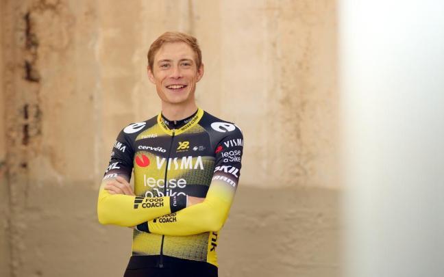 Jonas Vingegaard posa con el maillot que el Visma estrenará en el Tour.
