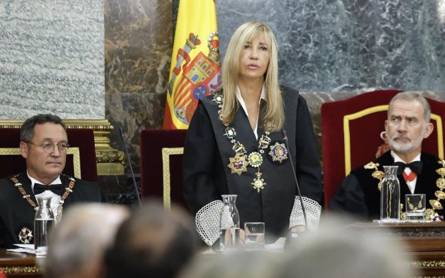 La presidenta del Tribunal Supremo y el Consejo General del Poder Judicial (CGPJ), Isabel Perelló (c) junto al rey Felipe VI (d) y el fiscal general del Estado, Álvaro García Ortiz (i) durante el tradicional acto de apertura del año ju