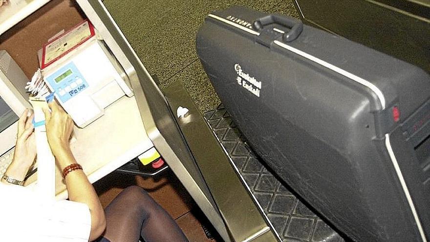 El sobrepeso en la maleta es uno de los factores que obliga a los pasajeros a desprenderse de parte del equipaje. | FOTO: DEIA