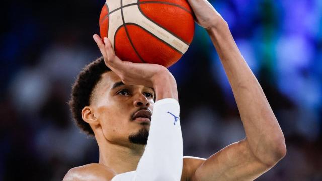 Victor Wembanyama lanza a canasta.