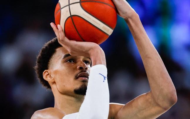 Victor Wembanyama lanza a canasta.