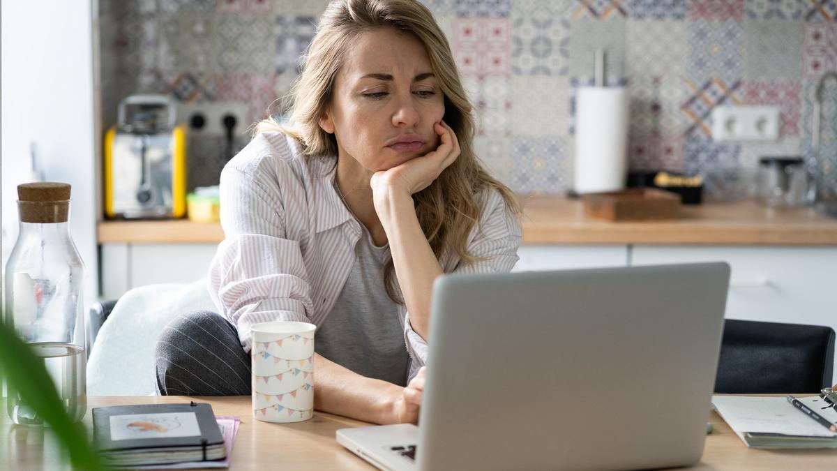 Una mujer, sentada delante de un ordenador
