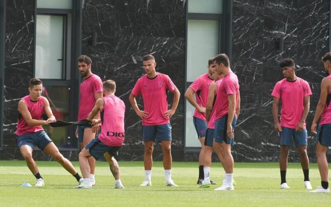 Ander Herrera e Iker Muniain se ejercitan ante la mirada de sus compañeros.