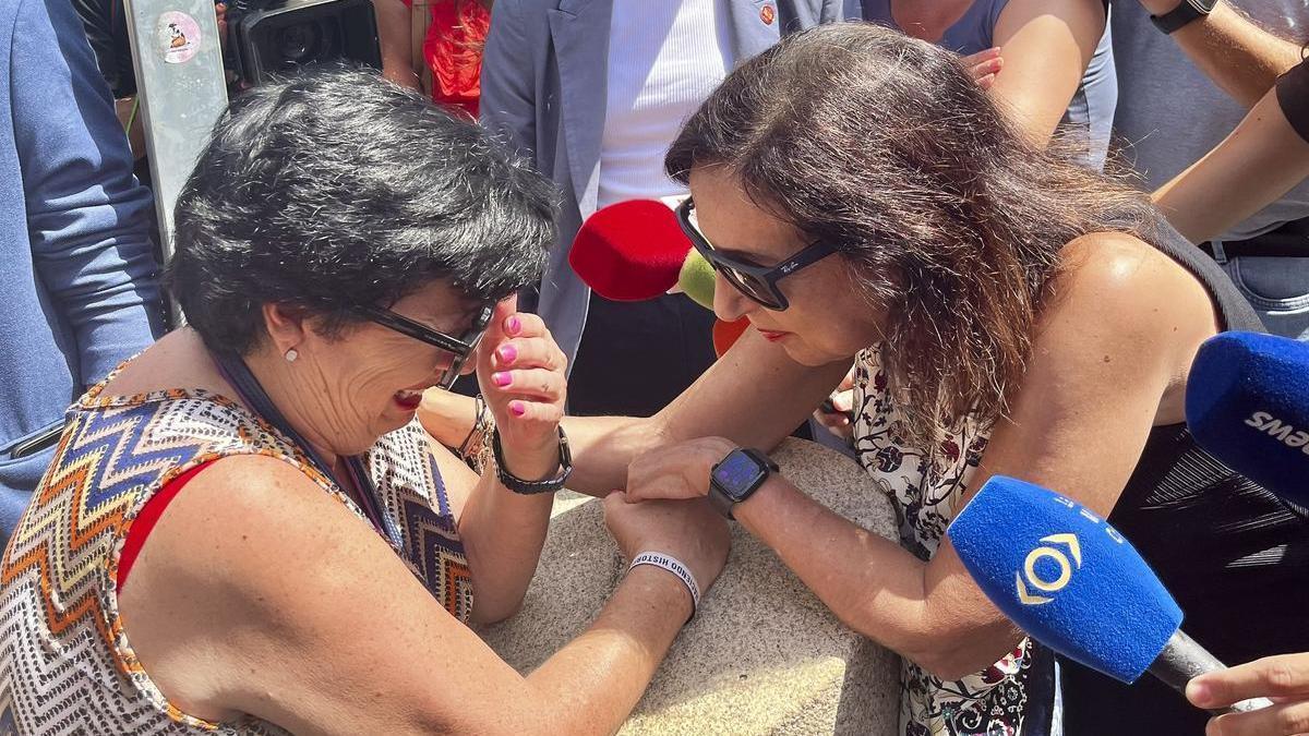 La ministra de Defensa, Margarita Robles, consuela a una vecina de Ceuta.