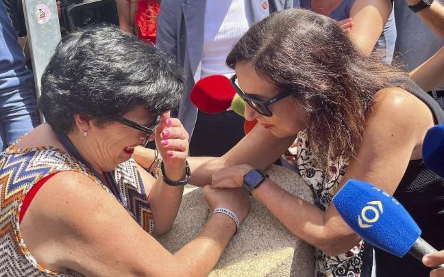 La ministra de Defensa, Margarita Robles, consuela a una vecina de Ceuta.
