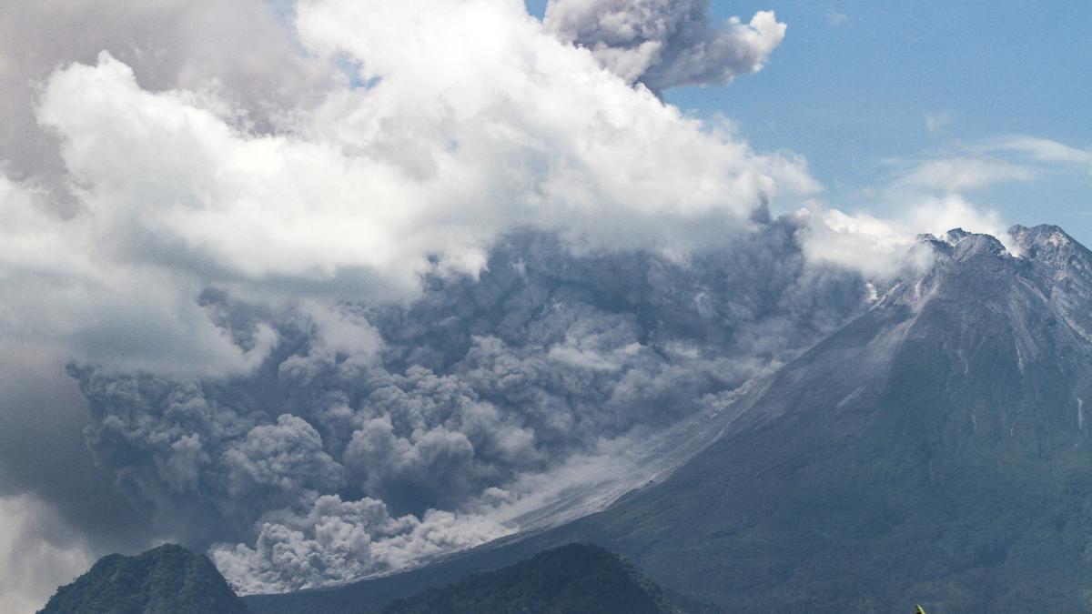 Entra en erupción el volcán indonesio Merapi, uno de los más activos del mundo