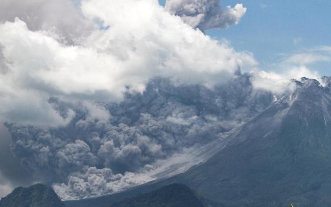 Entra en erupción el volcán indonesio Merapi, uno de los más activos del mundo Entra en erupción el volcán indonesio Merapi, uno de los más activos del mundo