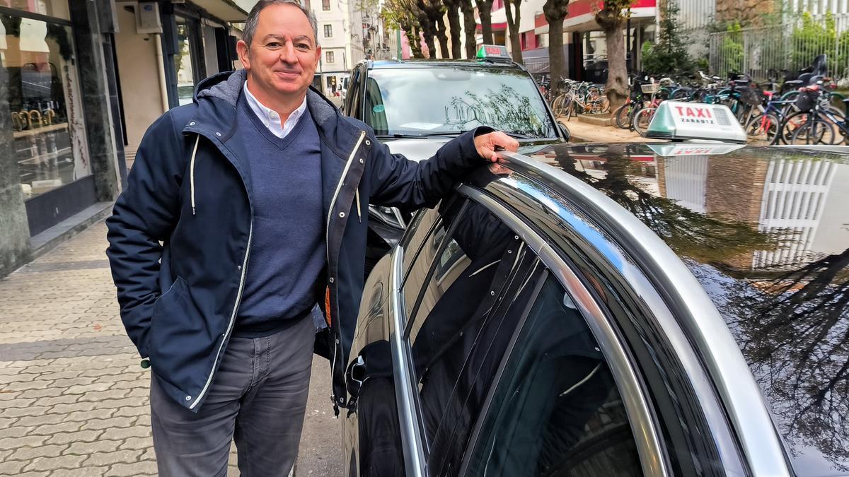 Iker Basurko junto a un taxi en Zarautz.