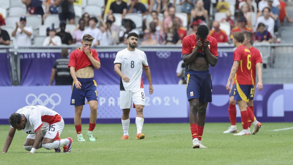 El futbolista español Samuel Omorodion (D) tras el partido del Grupo C de fútbol masculino de los Juegos Olímpicos de París 2024