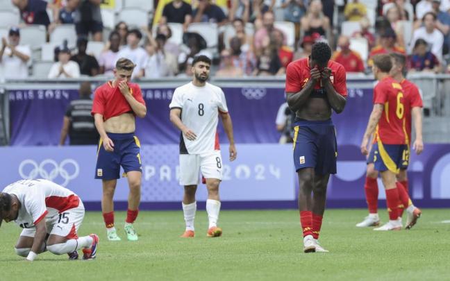El futbolista español Samuel Omorodion (D) tras el partido del Grupo C de fútbol masculino de los Juegos Olímpicos de París 2024