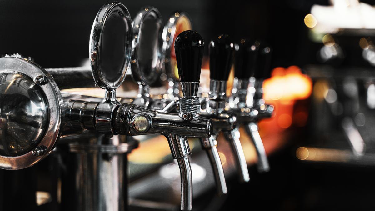 Imagen de recurso de varios grifos de cerveza en un bar.