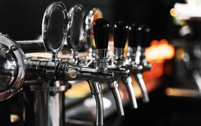 Imagen de recurso de varios grifos de cerveza en un bar.