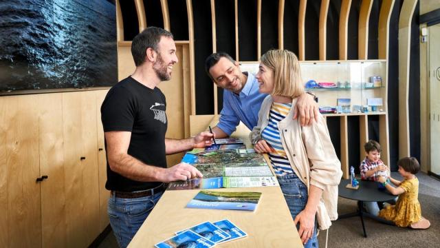 Interior de la Oficina de Turismo de Zarautz.