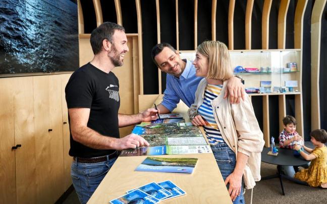 Interior de la Oficina de Turismo de Zarautz.