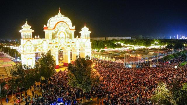 La ciudad efímera de la Feria de Sevilla se prepara tras el 'alumbrao' para recibir a miles de visitantes.