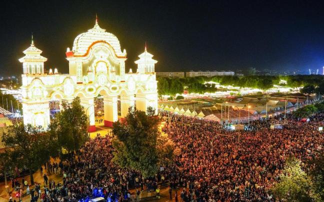 La ciudad efímera de la Feria de Sevilla se prepara tras el 'alumbrao' para recibir a miles de visitantes.