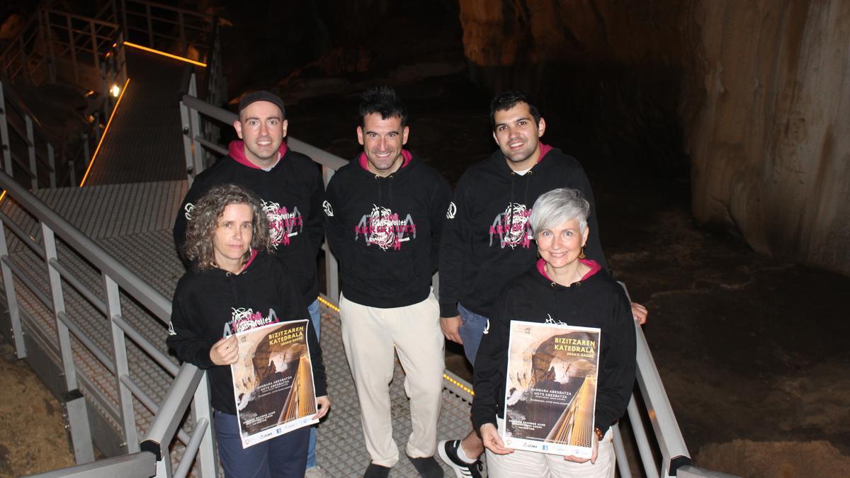 Arantzazu Murua, Josu Zubia, Aitor Biain, Danel Teran y Eva Ugalde en la presentación del espectáculo.