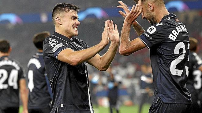 Brais Méndez y Ander Barrenetxea celebran el gol realista en Lisboa. / EFE