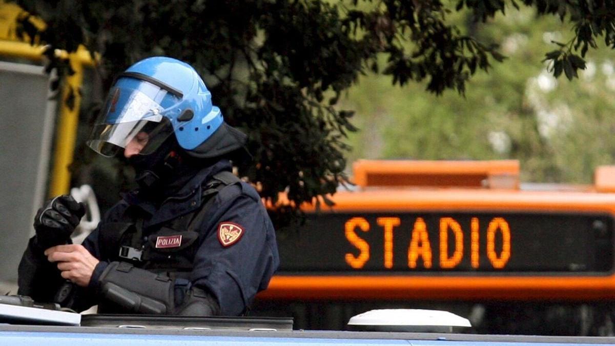 Un policía italiano, durante el dispositivo de un partido de fútbol / Claudio Peri. Efe