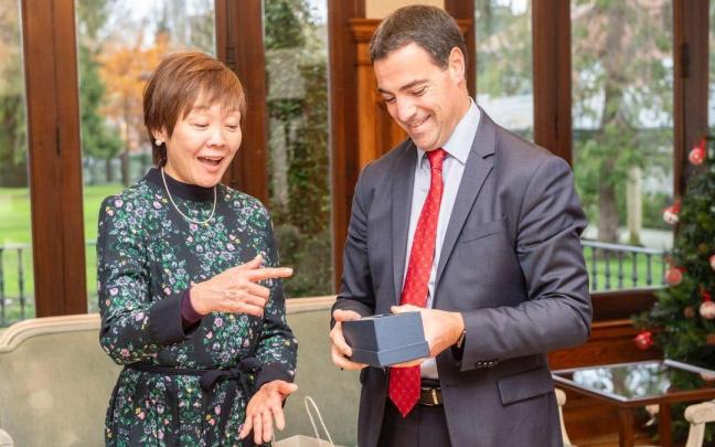 El lehendakari, Imanol Pradales, recibe a Akie Abe, viuda del ex primer ministro japonés Shinzo Abe.