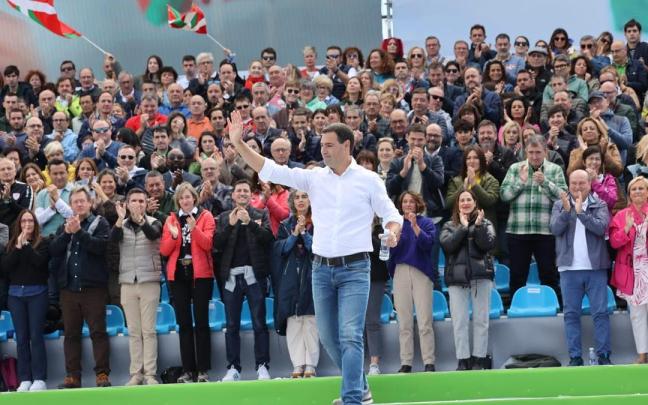 Imanol Pradales saluda a los militantes y simpatizantes jeltzales en el Alderdi Eguna. / Pankra Nieto Imanol Pradales saluda a los militantes y simpatizantes jeltzales en el Alderdi Eguna.