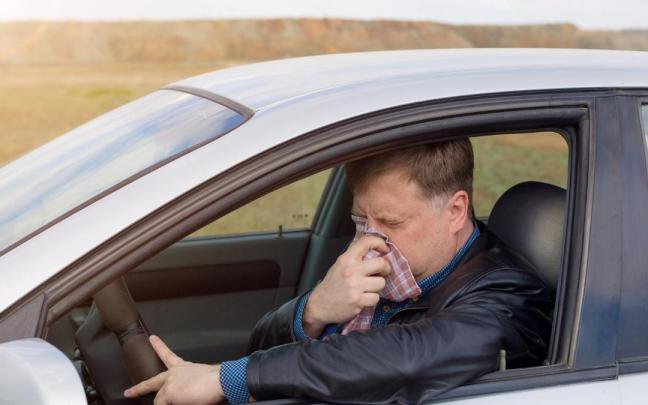 Un hombre se suena la nariz dentro del coche. / Freepik Un hombre se suena la nariz dentro del coche.