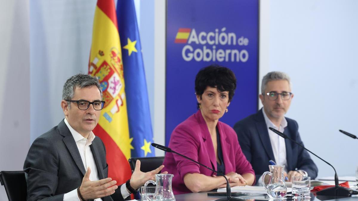 Félix Bolaños, Elma Saiz y Arcadi España durante una rueda de prensa tras un Consejo de Ministros