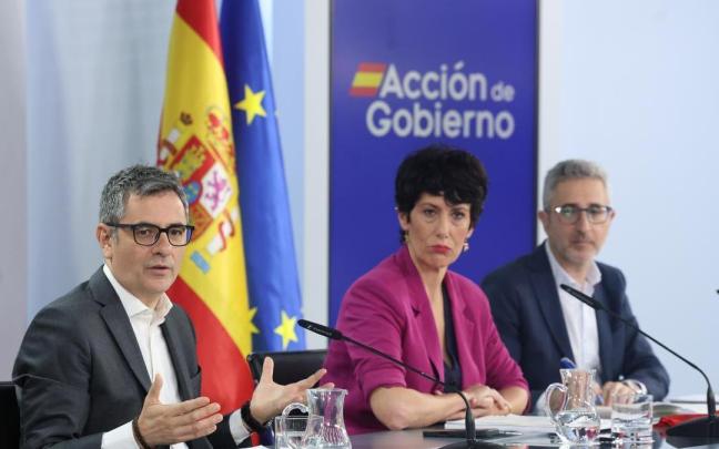 Félix Bolaños, Elma Saiz y Arcadi España durante una rueda de prensa tras un Consejo de Ministros