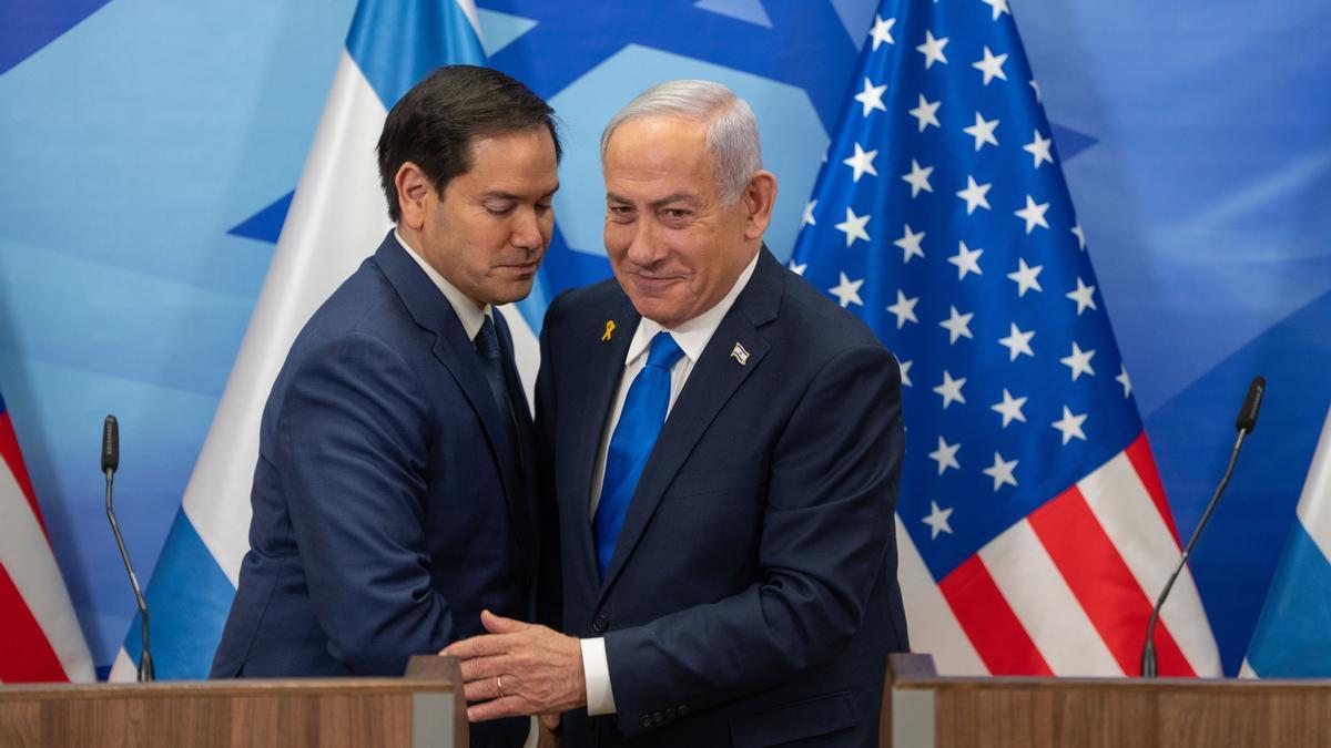 El secretario de Estado norteamericano, Marco Rubio, se abraza con el primer ministro israelí, Benjamín Netanyahu.