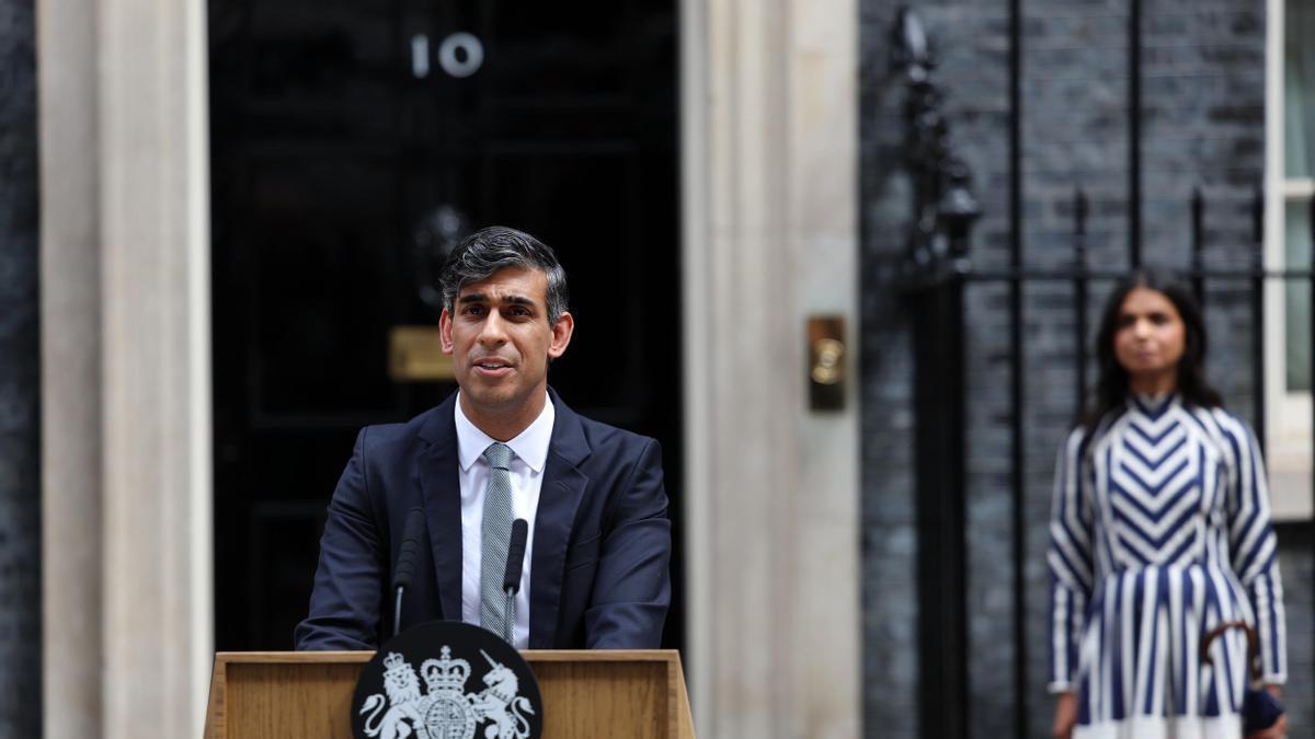 Rishi Sunak comparece en Downing Street para presentar su dimisión.