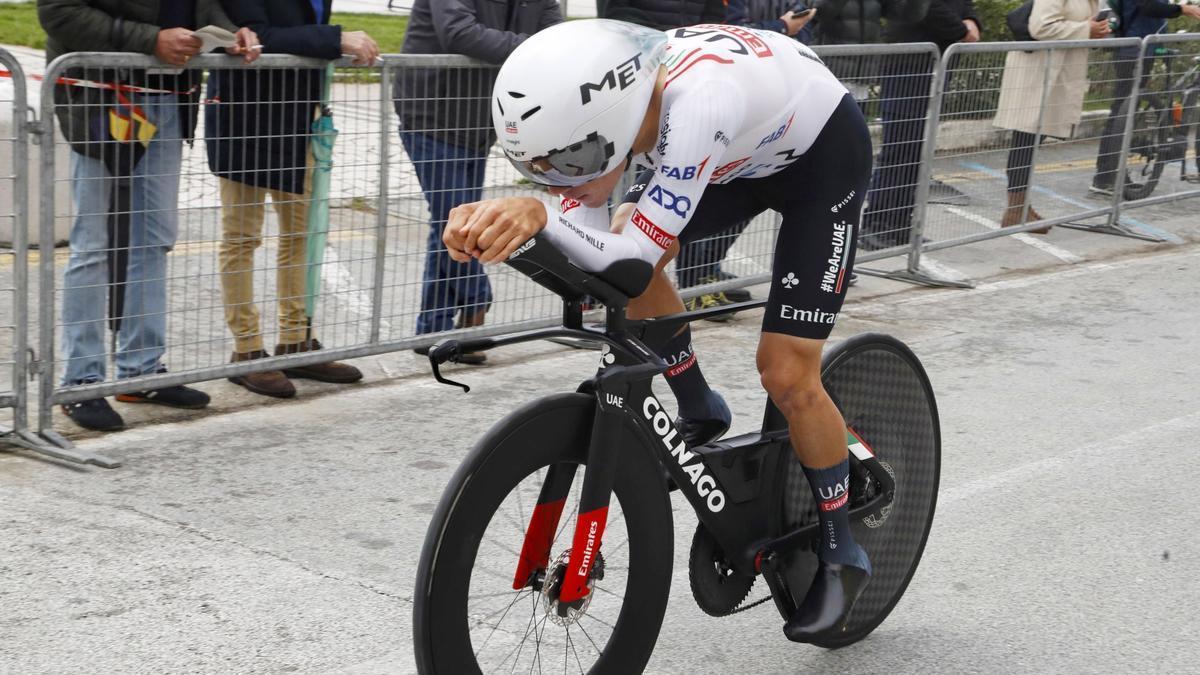 Juan Ayuso rueda en la crono de inicio de la Tirreno-Adriático.