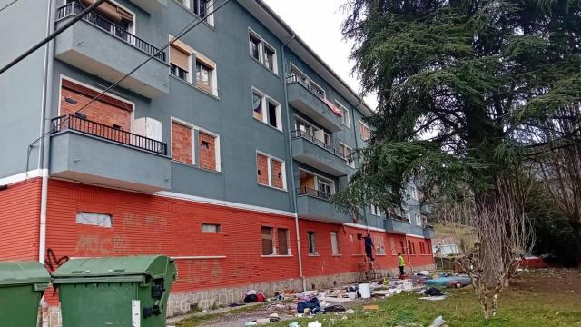 las viviendas ocupadas de Agarre, en Lemoa, siguen estando de actualidad