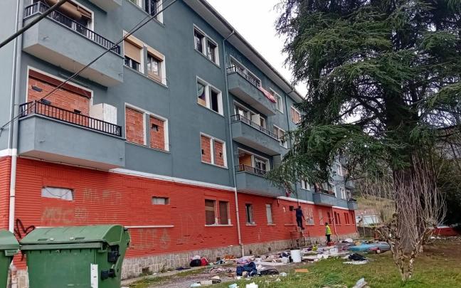 las viviendas ocupadas de Agarre, en Lemoa, siguen estando de actualidad