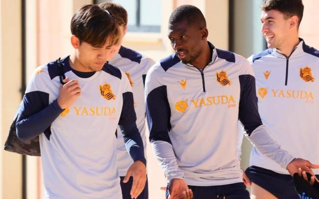 Kubo y Traoré charlan antes del inicio de un entrenamiento. / R.S.