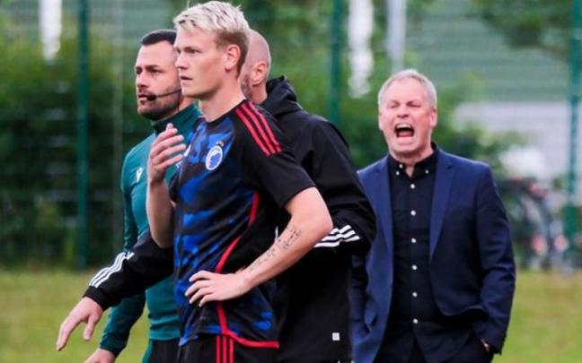 Óskarsson, a punto de salir al campo durante el Breidablik-Copenhague (ida). / N.G.