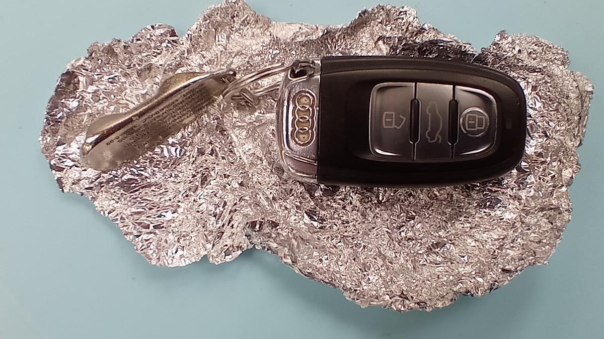 Una llave protegida con papel aluminio.