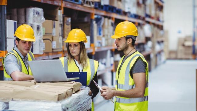 Trabajadores de una empresa de logística.
