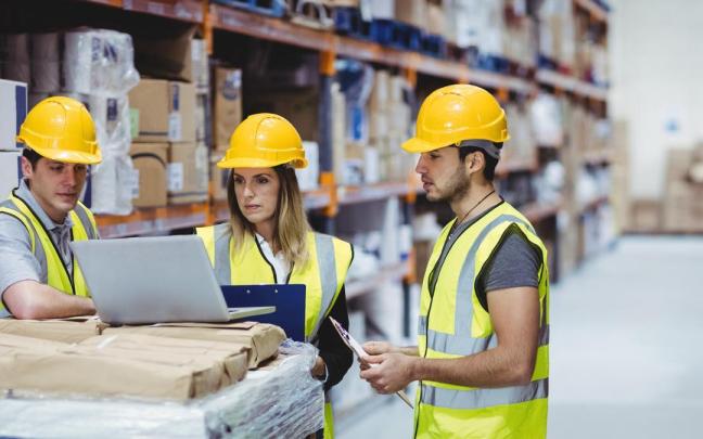 Trabajadores de una empresa de logística.