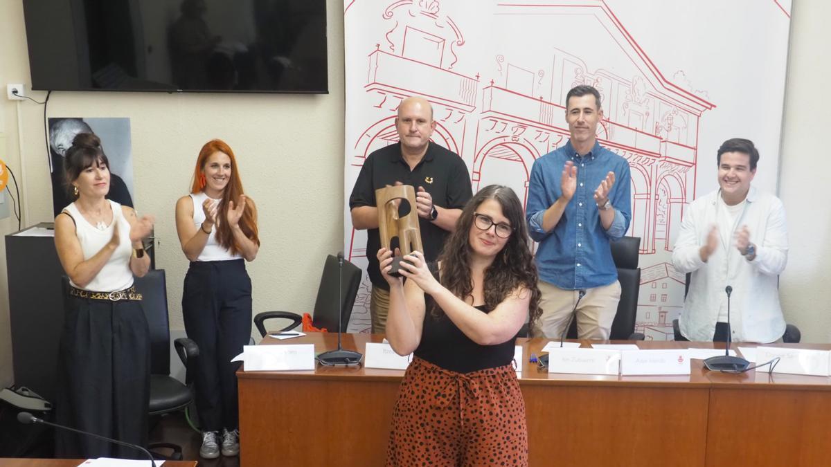 Estitxu Irisarri recibió el aplauso de asistentes a la entrega de la beca.