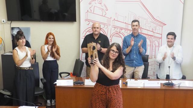 Estitxu Irisarri recibió el aplauso de asistentes a la entrega de la beca.