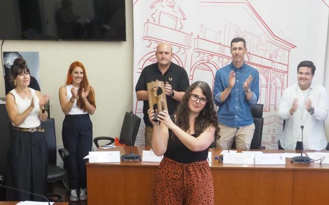Estitxu Irisarri recibió el aplauso de asistentes a la entrega de la beca.