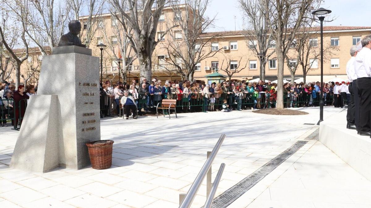 Público asistente a la inauguración de la plaza del Padre Lasa esta amañana