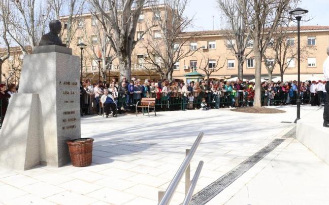 Público asistente a la inauguración de la plaza del Padre Lasa esta amañana