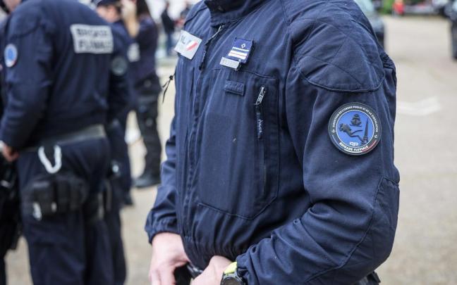 Agentes policiales franceses.