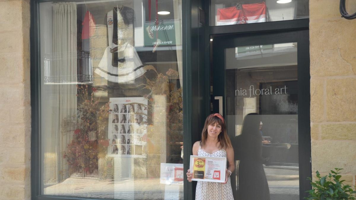 El escaparate de Nia Floral Art, en la calle Mayor.