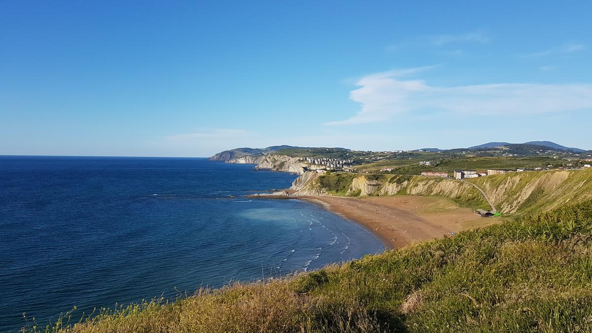 Los acantilados de Sopelana protegen la playa de Barinatxe.