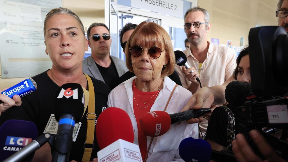 Gisèle Pélicot (C) y su hija Caroline Darian (I) atienden a los medios tras la primera sesión del juicio.